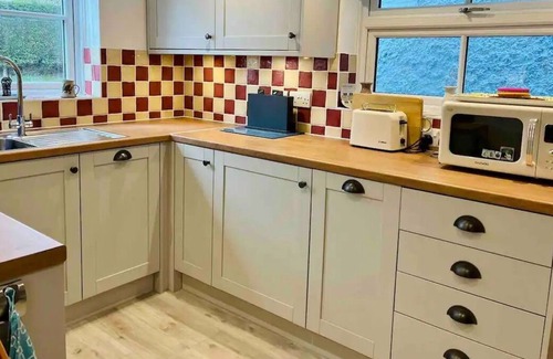 New Forest District Cabin | Cute 3-bedrm cottage, central village location, 5 mins walk from station