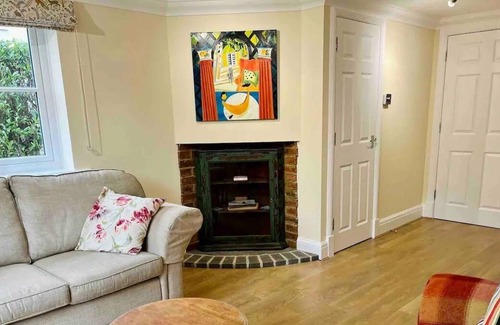 New Forest District Cabin | Cute 3-bedrm cottage, central village location, 5 mins walk from station