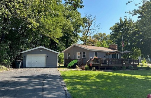 Paddock Lake House | Cute and Cozy Cottage by the Lake! Kayaks! Paddleboard! HUGE Deck w/Great Views