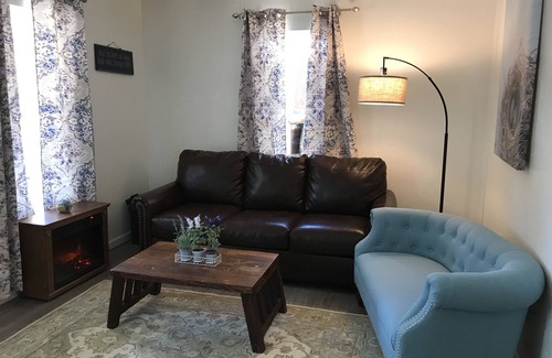 Deming Cottage | Cute Apartment in the heart of Deming, New Mexico with all the Amenities