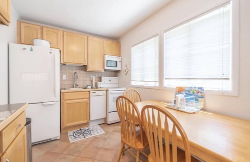 Stone Harbor Condo | Cute Beach Block Condo