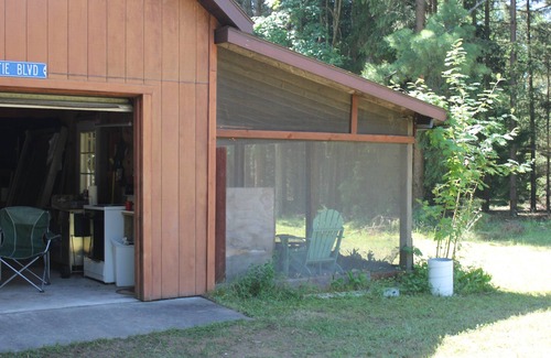 Mears Cabin | Cute cabin and pole building with bathroom facilities and kitchen area