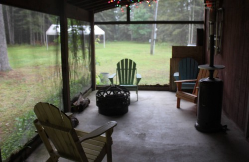 Mears Cabin | Cute cabin and pole building with bathroom facilities and kitchen area