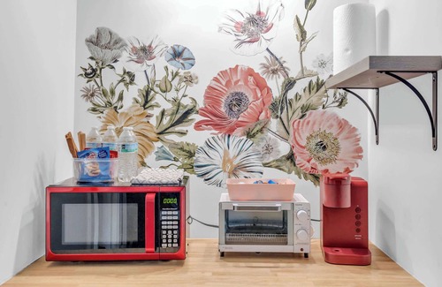 Greenville Cabin | Cute Cabin on the River, 6 Min to DT, Sleeps 4