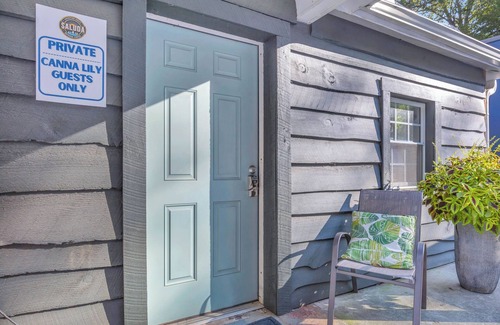 Greenville Cabin | Cute Cabin on the River, 6 Min to DT, Sleeps 4