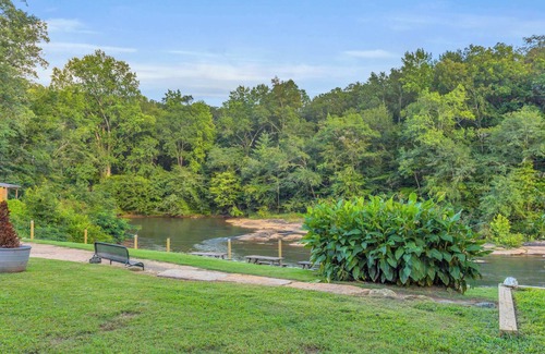 Greenville Cabin | Cute Cabin on the River, 6 Min to DT, Sleeps 4