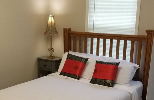 East Durham House | Cute Fenced Downtwn Domicile Pet Friendly near Duke Hospital