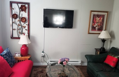 East Durham House | Cute Fenced Downtwn Domicile Pet Friendly near Duke Hospital