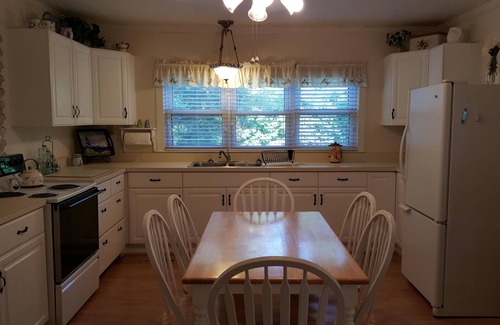 Bynum Cottage | Cute Home Next To Jordan Lake Access