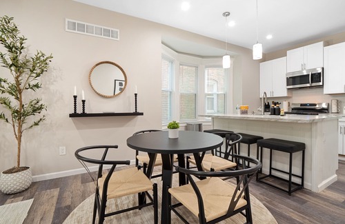 St. Louis Apartment | Cute Newly Renovated/King Beds/WashU & Clayton