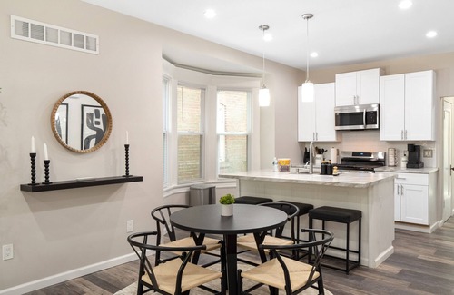 St. Louis Apartment | Cute Newly Renovated/King Beds/WashU & Clayton