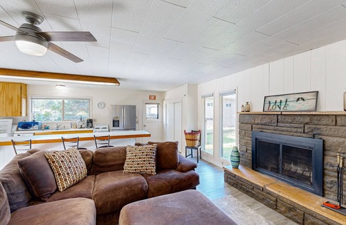 Long Beach House | Cute Quaint Cabin by the Sea, w/fire pit, wood-burning fireplace & WIFI