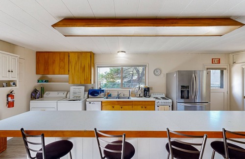 Long Beach House | Cute Quaint Cabin by the Sea, w/fire pit, wood-burning fireplace & WIFI