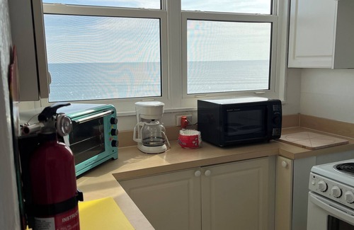 East Daytona Apartment | CUTE STUDIO with PRIVATE BALCONY! And SPECTACULAR OCEAN -A1A- HARDROCK -VIEWS!