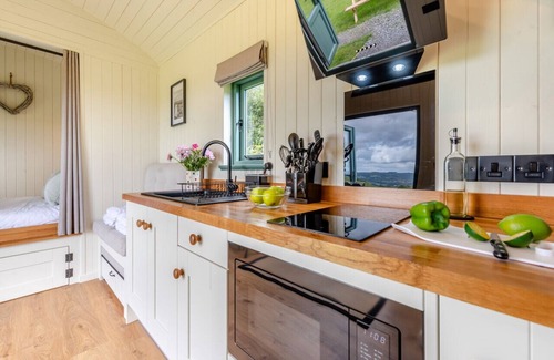 Ammanford House | Cwt Gwyrdd - One Bedroom House, Sleeps 2