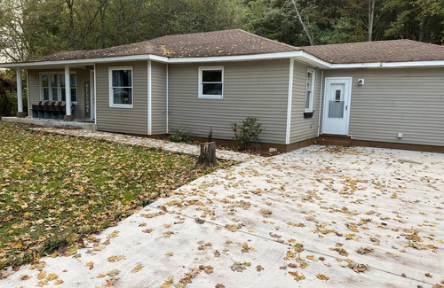 Charleston House | Cypress Cove - Cozy home just off Hiwassee River in Historic Charleston TN