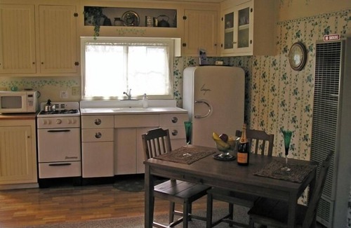 Mariposa Cottage | D&E Digs/Relax in the Woods Under Starlit Skies.