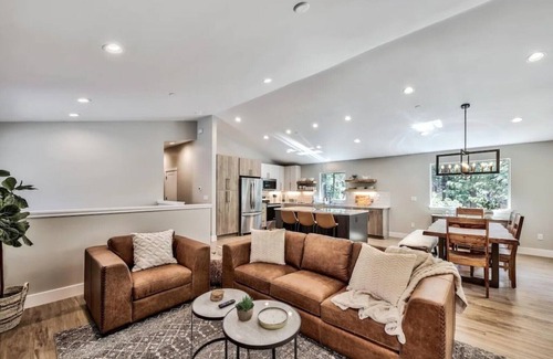 Y Area House | #D Stunning Newly Built Home Sleeps 10