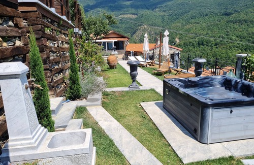 Casola in Lunigiana House | " DA ERCOLE " LUXURY HOLIDAY HOME WITH SWIMMING POOL, JACUZZI AND GARDEN.