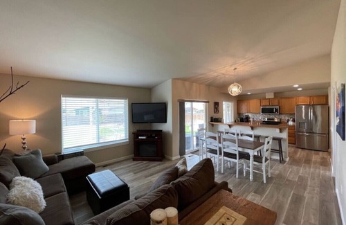 Desert Aire House | DA Perfect Oasis! Near the George 5 beds 2 bath