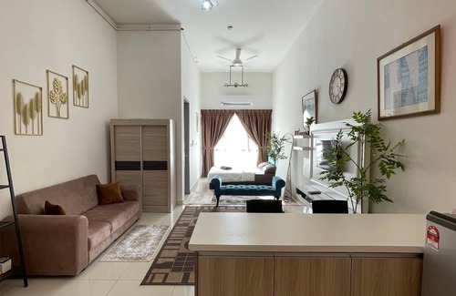 Kota Warisan Apartment | Dahlia Suite KLIA in enchanting Sepang with WiFi, Netflix, AC, Swimming Pool,Gym