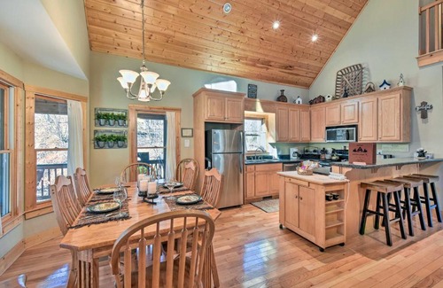 Dahlonega House | Dahlonega Cabin with Hot Tub, 4 Mi to Downtown!