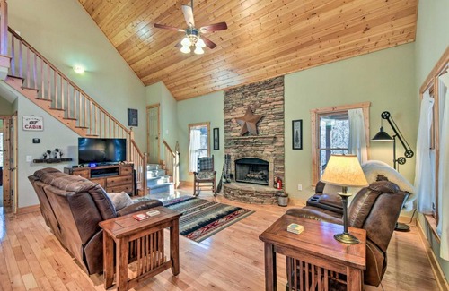 Dahlonega House | Dahlonega Cabin with Hot Tub, 4 Mi to Downtown!