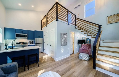 Dahlonega House | Dahlonega Magnolia Tree Tiny Home *King Bed*