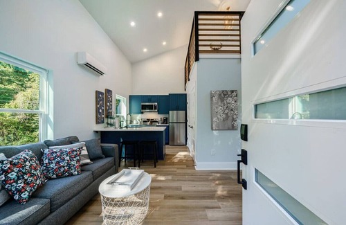 Dahlonega House | Dahlonega Magnolia Tree Tiny Home *King Bed*