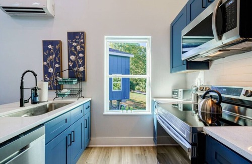 Dahlonega House | Dahlonega Magnolia Tree Tiny Home *King Bed*