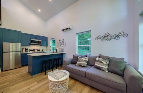 Dahlonega House | Dahlonega Mountain Trail Tiny Home *KING BED*