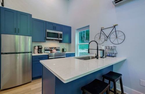 Dahlonega House | Dahlonega Mountain Trail Tiny Home *KING BED*