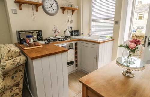 Skipton House | DAISY'S HOLIDAY COTTAGE, romantic, with a garden in Skipton
