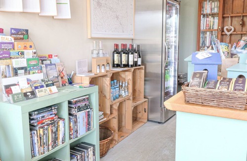 Badwell Ash Cottage | DAMSEL SHEPHERDS HUT, romantic, with hot tub in Badwell Ash