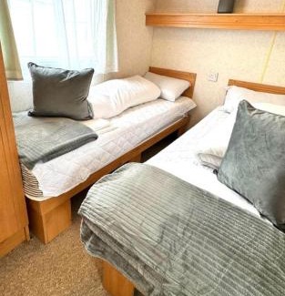 Clacton-on-Sea Resort | Dancing Seagulls Caravan