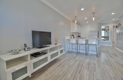 Belle Vista Condo | Darling Updated Condo Across the Street from Beach