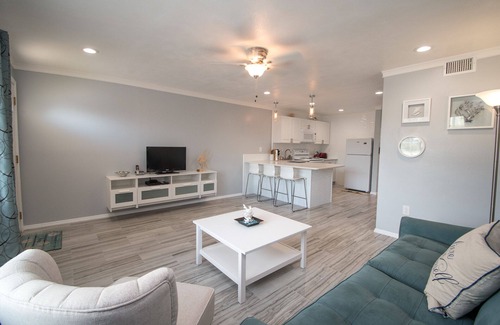 Belle Vista Condo | Darling Updated Condo Across the Street from Beach