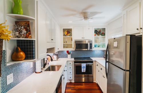 Twin Oaks Cottage | Darling Wild Dunes Cottage with free golf cart