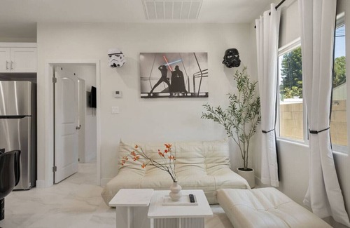 Southwest Anaheim House | Darth Vader's Lair - 10 mins to Disney - Sleeps 6!