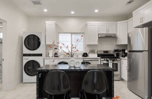 Southwest Anaheim House | Darth Vader's Lair - 10 mins to Disney - Sleeps 6!