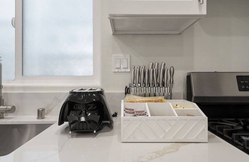 Southwest Anaheim House | Darth Vader's Lair - 10 mins to Disney - Sleeps 6!