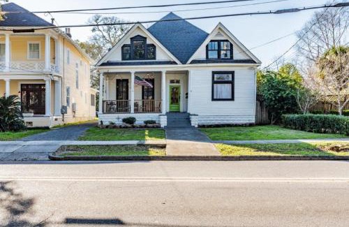 Mobile Apartment | Dauphin District Darling-4 Apartments-FullBuilding