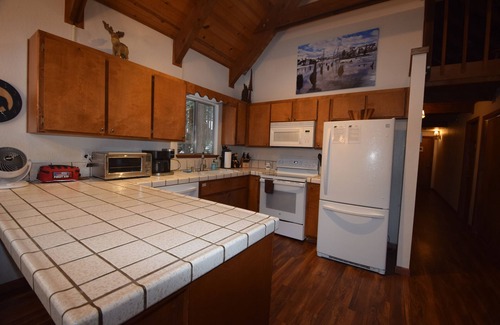 Dorrington Cabin | Dave's Den Large Game Room Loft, Close to Bear Valley, Outdoor Adventure