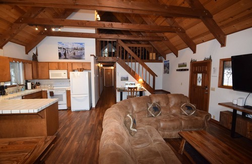 Dorrington Cabin | Dave's Den Large Game Room Loft, Close to Bear Valley, Outdoor Adventure
