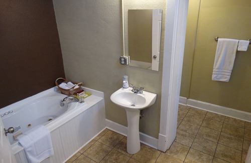 Anna Bed & Breakfast | Davie School Inn