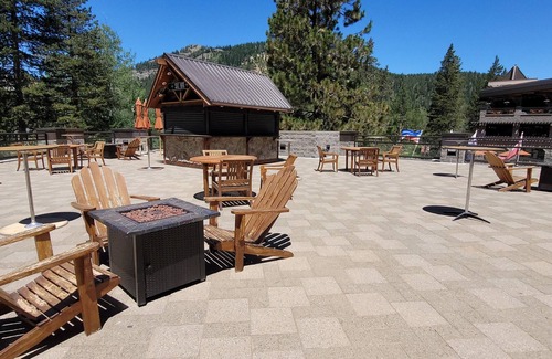 Olympic Valley Apartment | Dav’s Plush Ski-in/Ski-out Studio Condotel with Forest View @ 400 Squaw Creek Rd