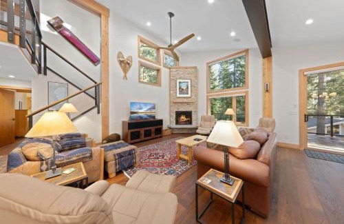 Ridgewood House | Daybreak Retreat at Carnelian Bay by Tahoe Getaways - Newly Remodeled 4BR w Private Hot Tub