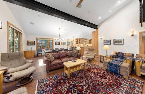 Ridgewood House | Daybreak Retreat at Carnelian Bay by Tahoe Getaways - Newly Remodeled 4BR w Private Hot Tub