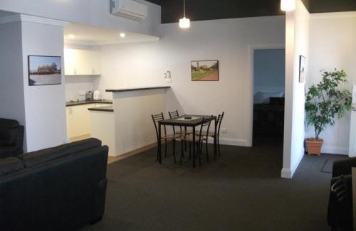 Broken Hill Hotel | Daydream Motel and Apartments