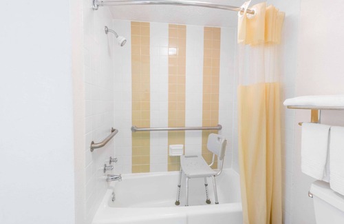 Amherst Hotel | Days Inn by Wyndham Amherst